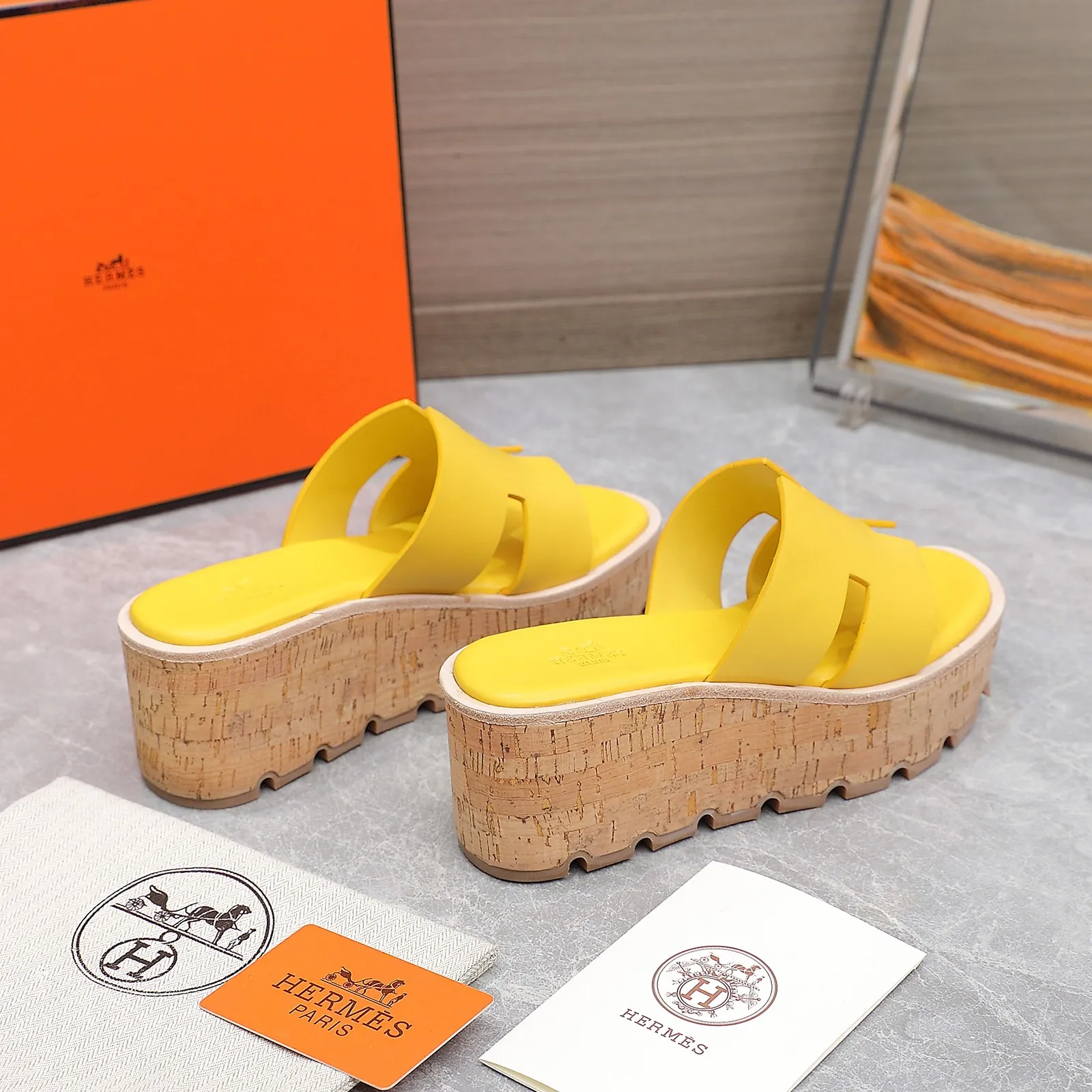 👟👟Ex-factory price 560👟👟 💥2024💥Hermès will continue the classic in 2022 Hermès Wood Grain Wedge H Slippers Hermès’ wedge sandals are the simplest, most durable and elegant I have ever seen! ! ! You can hold any style, the height of the 6cm wedge heel is easy to control, and the colors are all matching. The upper and the feet have her unique style, be sure to buy this one, it is truly classic, easy to wear and look good! Fabric: Imported cowhide, sheepskin lining, sheepskin feet, Italian original leather outsole welt, log water pine wrapped water table, rubber non-slip original outsole Color: 11 colors Code number: 35-40 Full set of original packaging